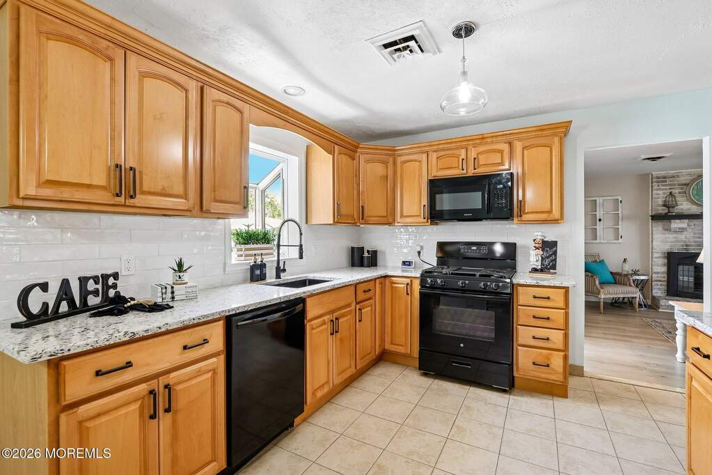 3 Bedroom Single Family Home/House's Image 8
