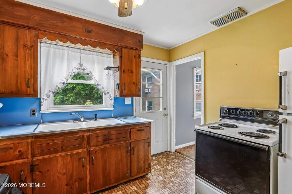 3 Bedroom Single Family Home/House's Image 8