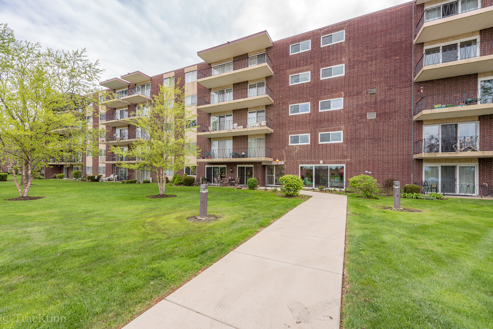 5300 Walnut Avenue 11E, Downers Grove, IL 60515 MLS 9619929