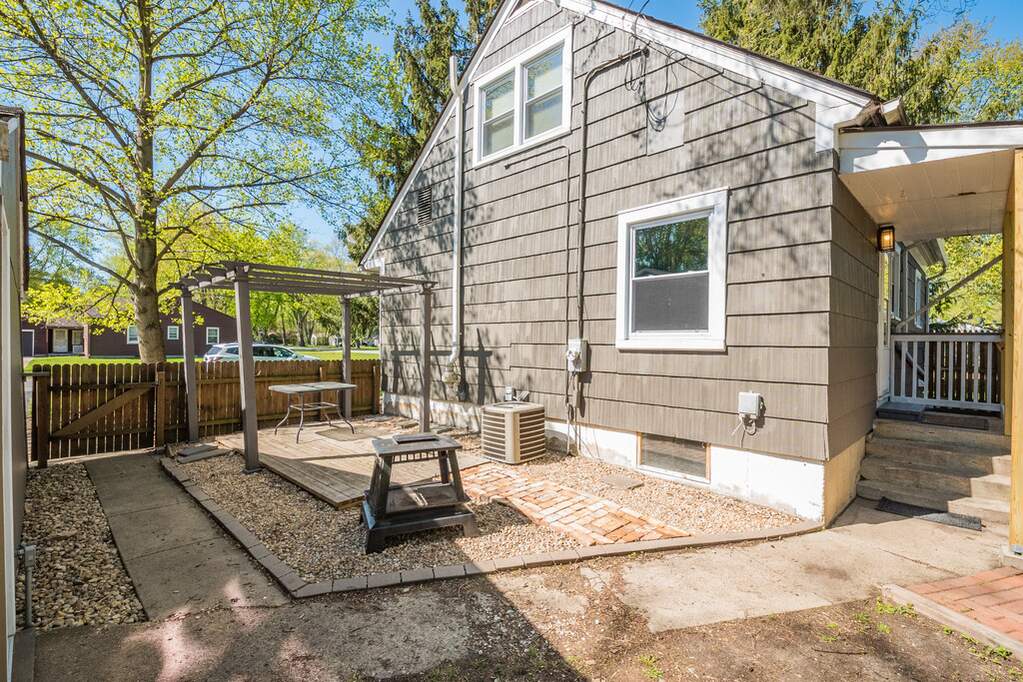 1447 Hoyt Avenue, Aurora, IL 60506 MLS 11772461 properties