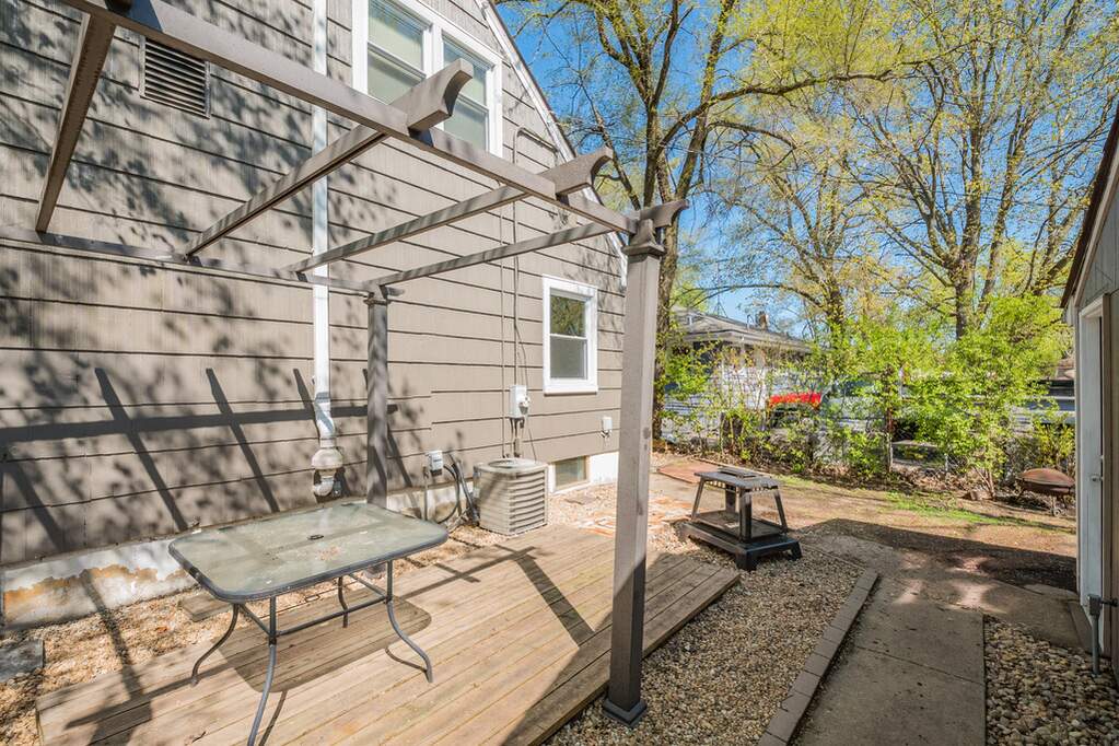 1447 Hoyt Avenue, Aurora, IL 60506 MLS 11772461 properties