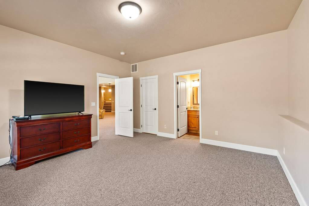 5 Bedroom Single Family Home/House's Image 32
