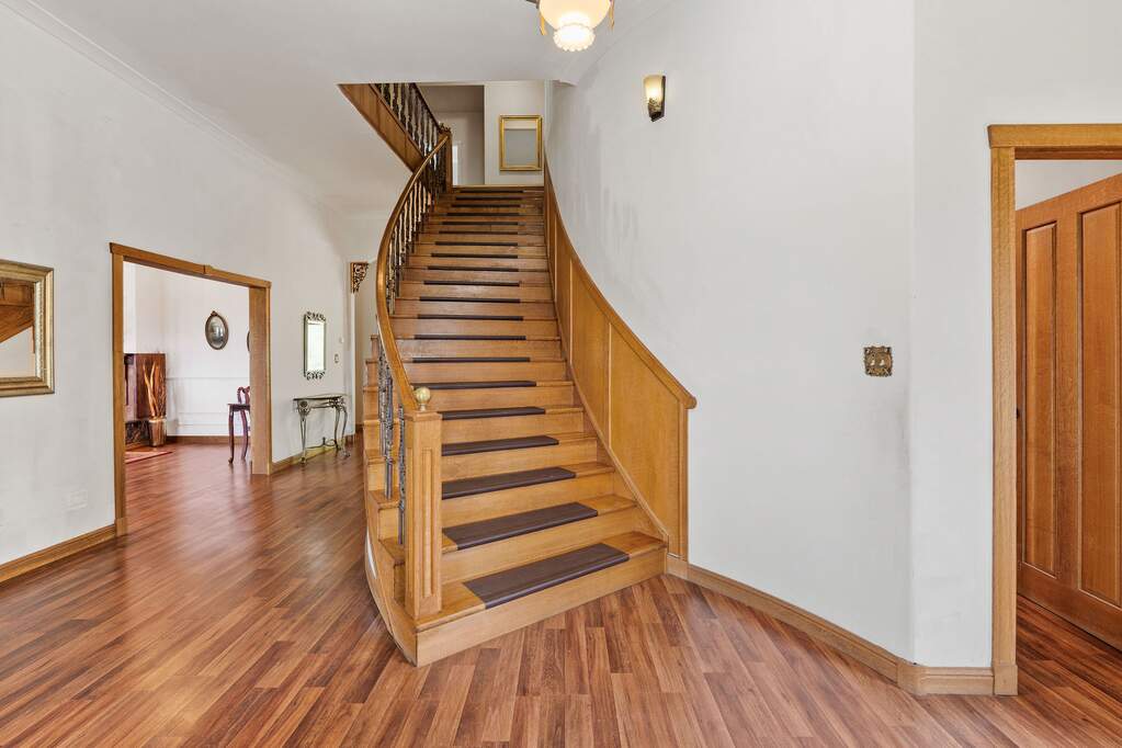 9 Bedroom Single Family Home/House's Image 9