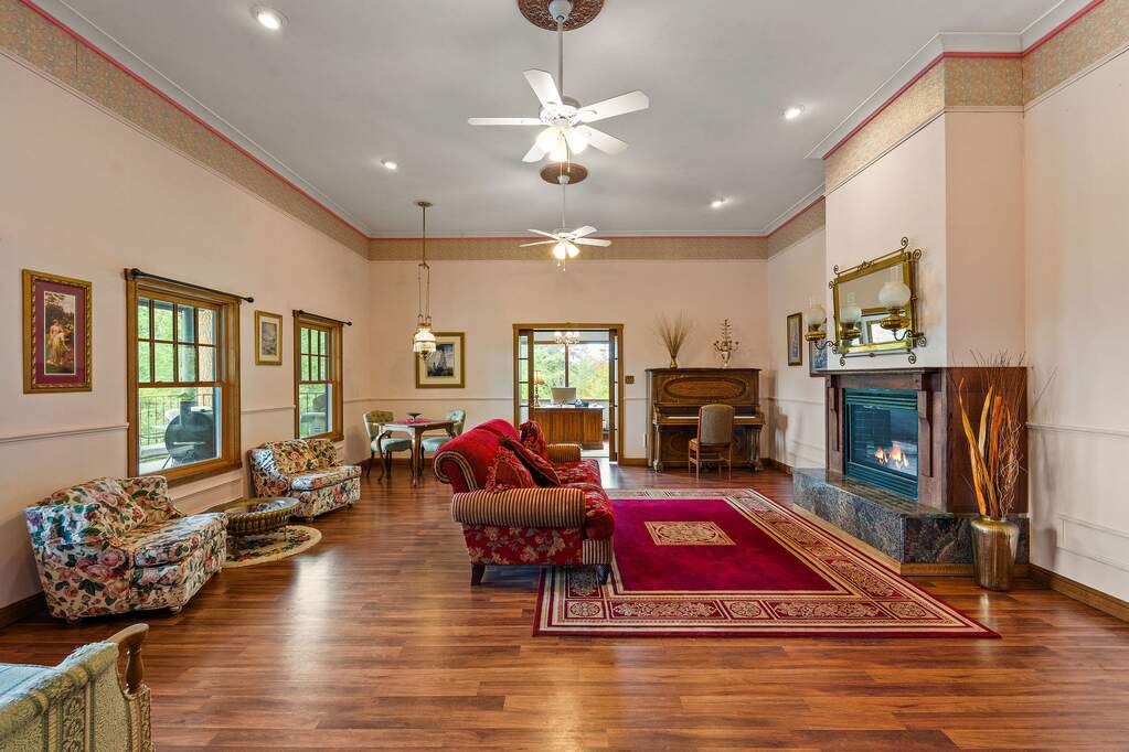 9 Bedroom Single Family Home/House's Image 10