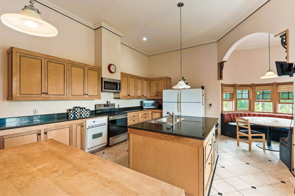 9 Bedroom Single Family Home/House's Image 15