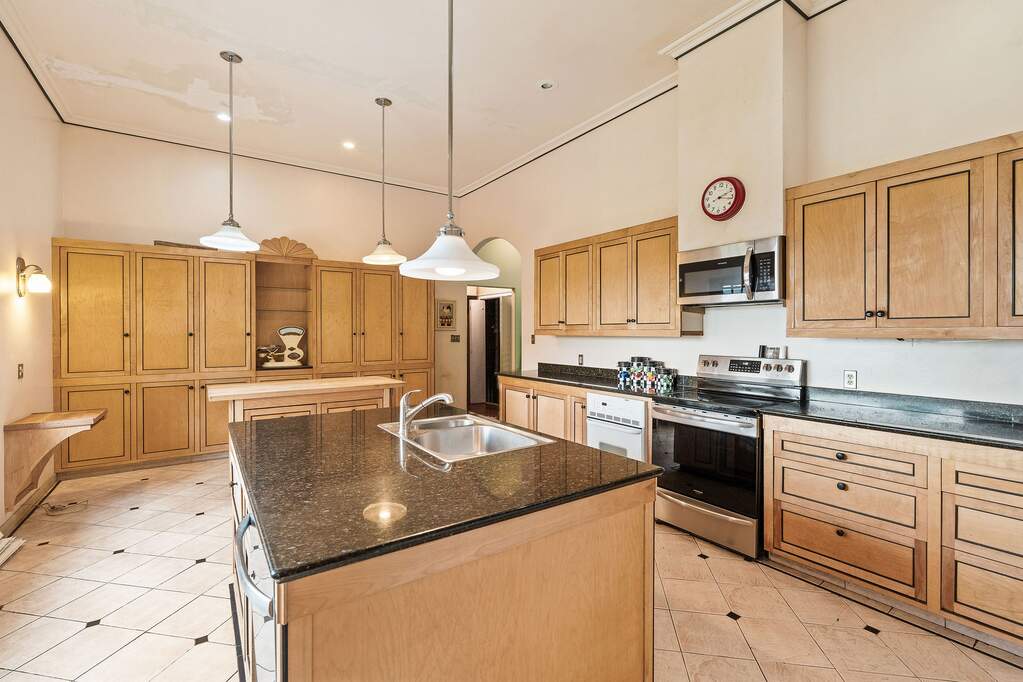 9 Bedroom Single Family Home/House's Image 16