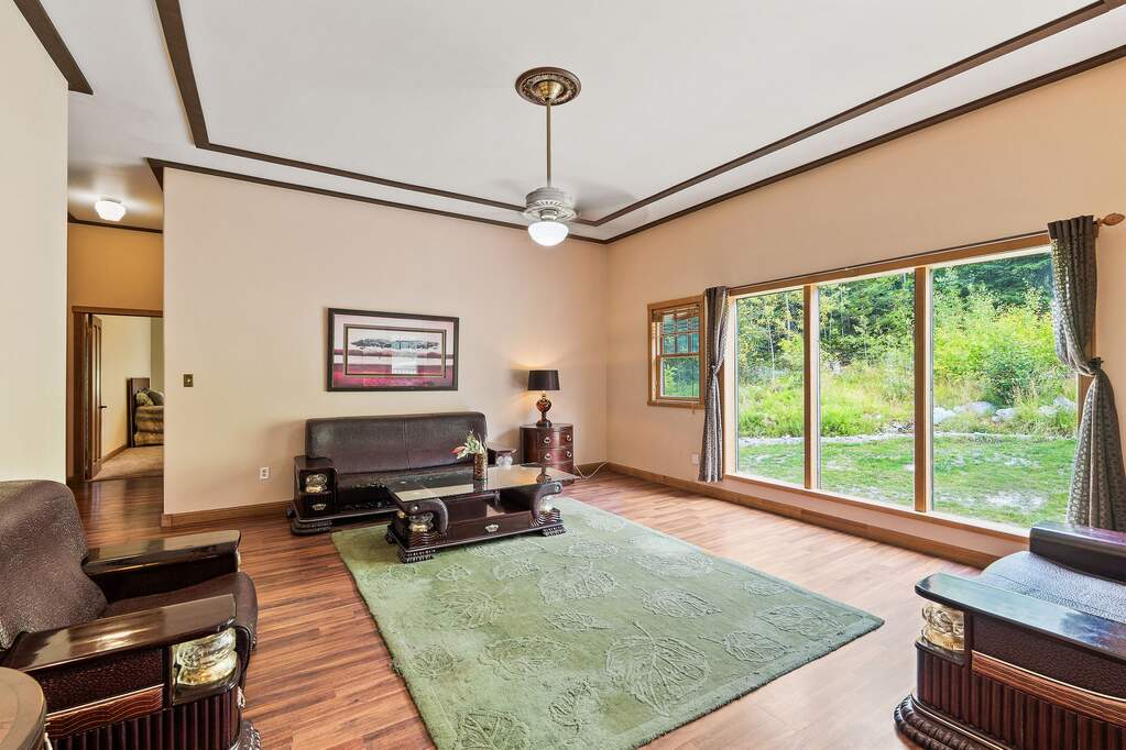 9 Bedroom Single Family Home/House's Image 19