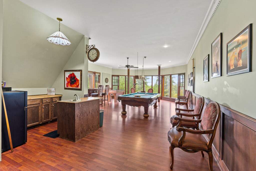 9 Bedroom Single Family Home/House's Image 24