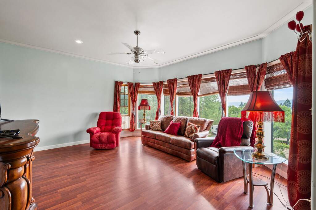 9 Bedroom Single Family Home/House's Image 28
