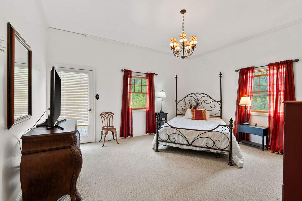 9 Bedroom Single Family Home/House's Image 32