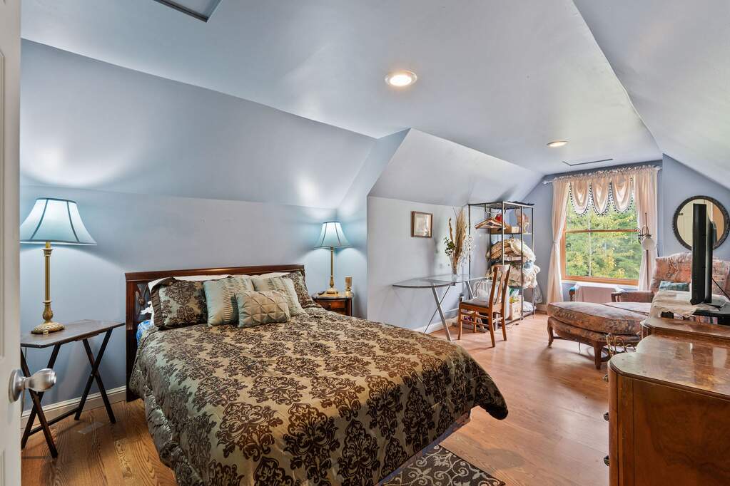 9 Bedroom Single Family Home/House's Image 39