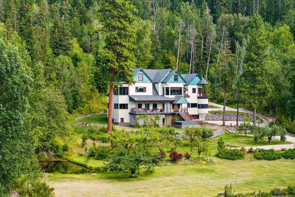 9 Bedroom Single Family Home/House's Image 4