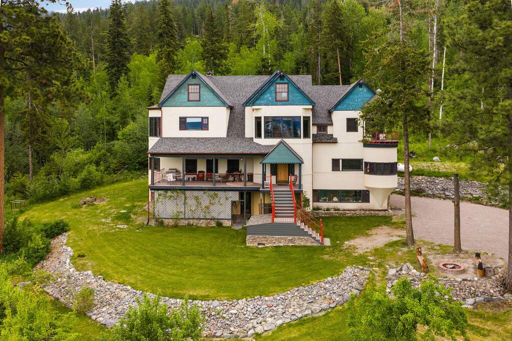 9 Bedroom Single Family Home/House's Image 5