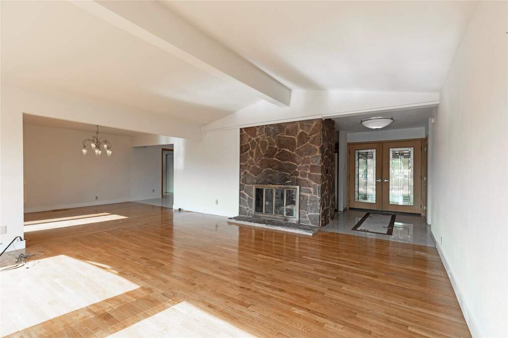 4 Bedroom Single Family Home/House's Image 9