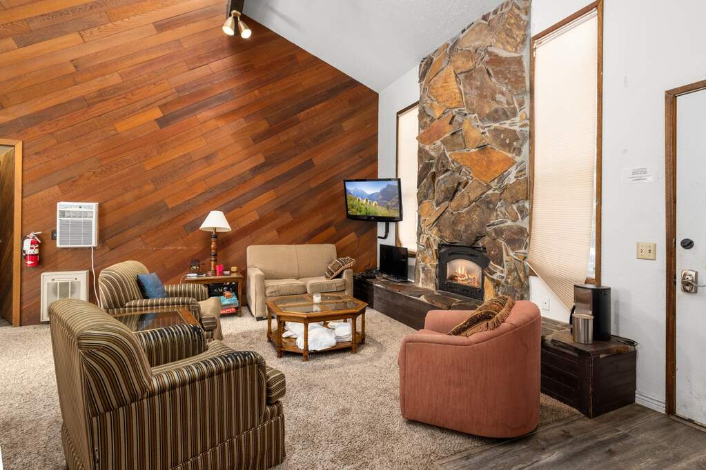 4 Bedroom Single Family Home/House's Image 3