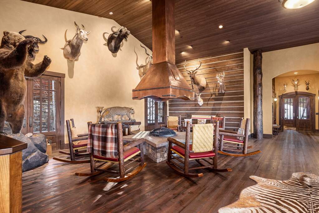 6 Bedroom Single Family Home/House's Image 8