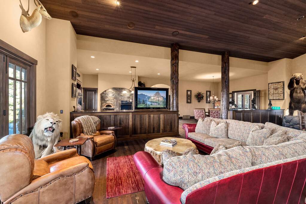 6 Bedroom Single Family Home/House's Image 16