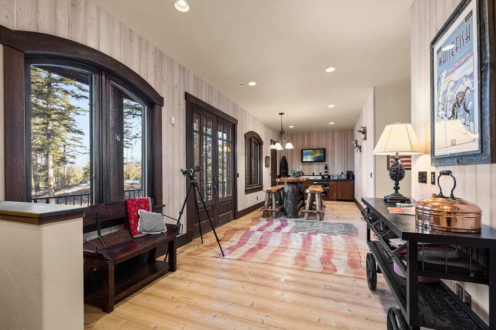 6 Bedroom Single Family Home/House's Image 40