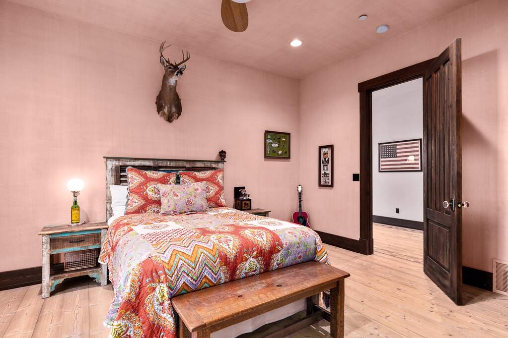 6 Bedroom Single Family Home/House's Image 44