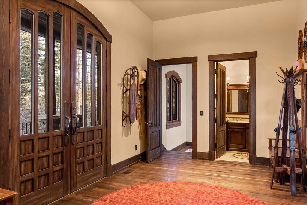 6 Bedroom Single Family Home/House's Image 4