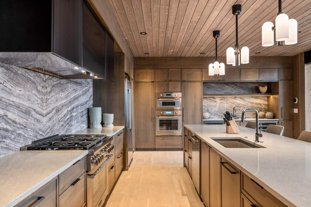 7 Bedroom Single Family Home/House's Image 7