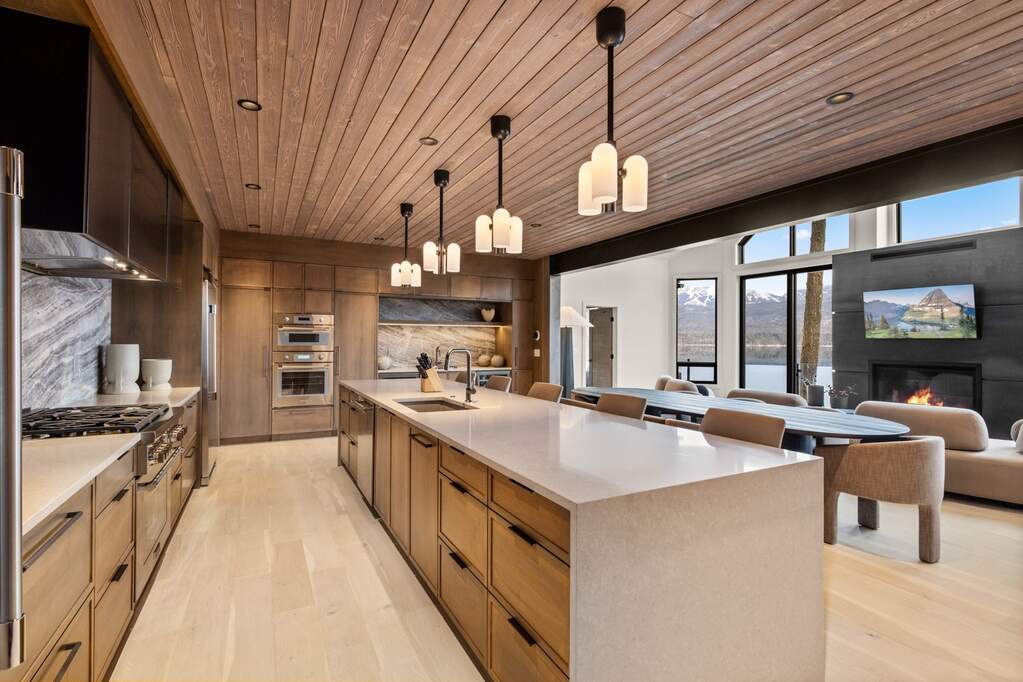 7 Bedroom Single Family Home/House's Image 8