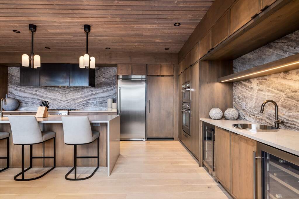 7 Bedroom Single Family Home/House's Image 13
