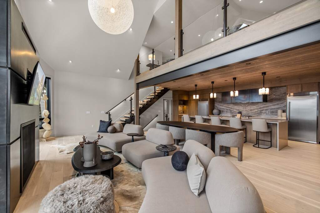 7 Bedroom Single Family Home/House's Image 14