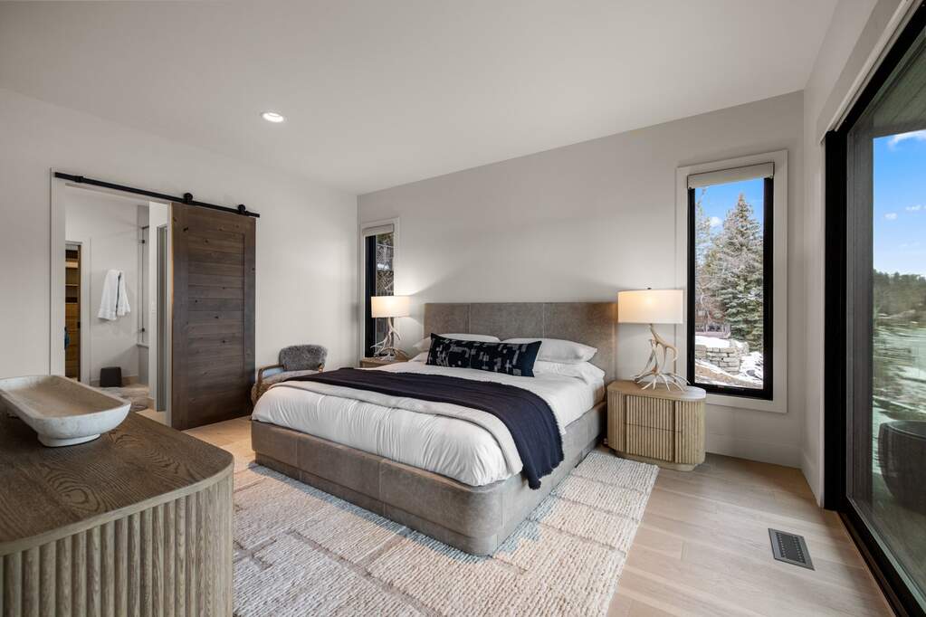7 Bedroom Single Family Home/House's Image 16