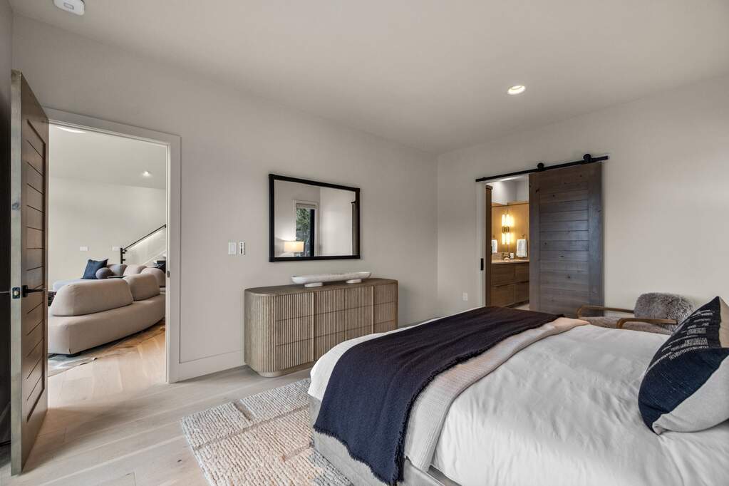 7 Bedroom Single Family Home/House's Image 17