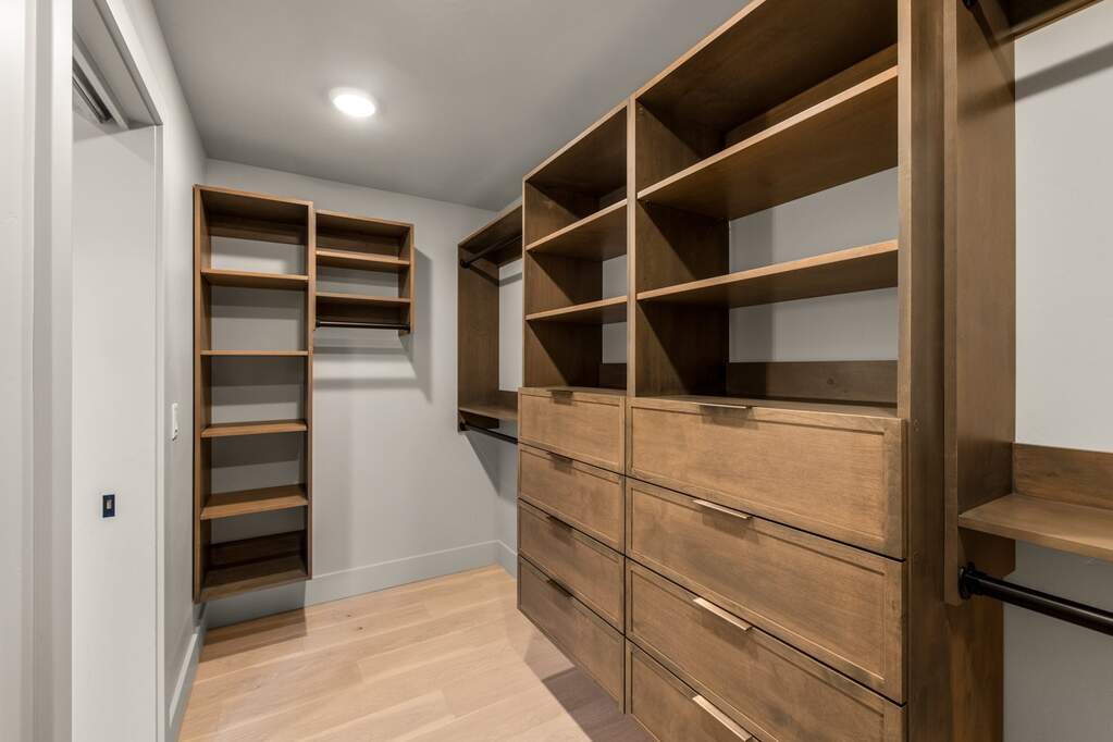 7 Bedroom Single Family Home/House's Image 21