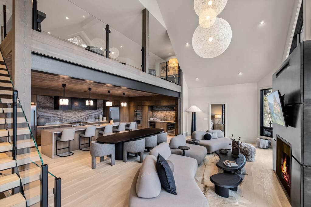7 Bedroom Single Family Home/House's Image 3