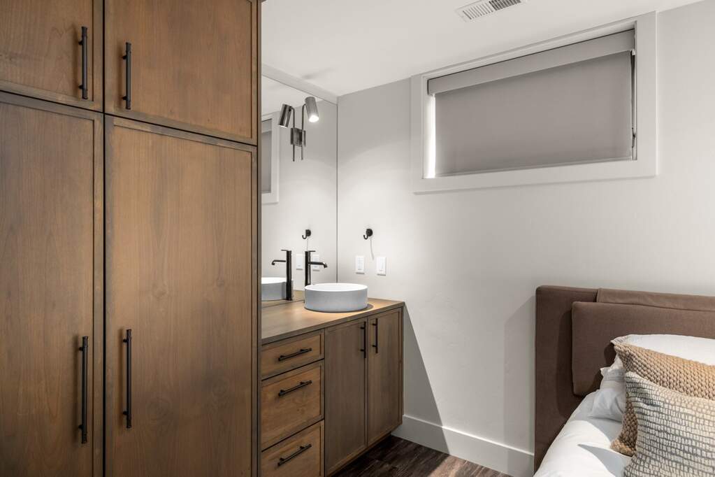 7 Bedroom Single Family Home/House's Image 64