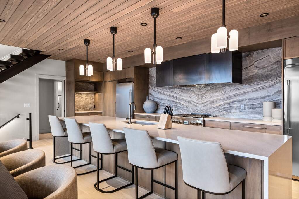 7 Bedroom Single Family Home/House's Image 4