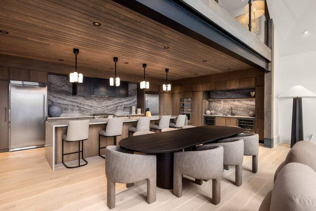 7 Bedroom Single Family Home/House's Image 5