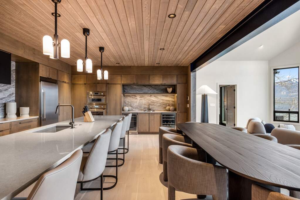 7 Bedroom Single Family Home/House's Image 6