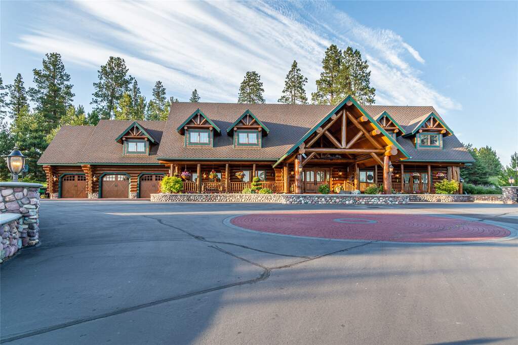 7 Bedroom Single Family Home/House's Image 12