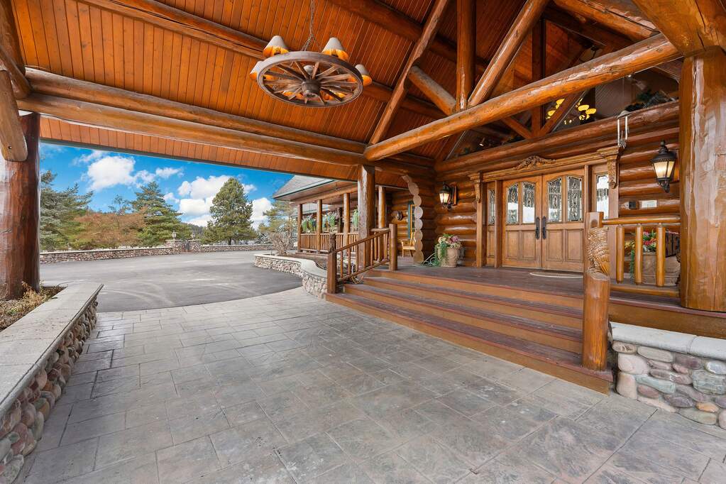7 Bedroom Single Family Home/House's Image 19