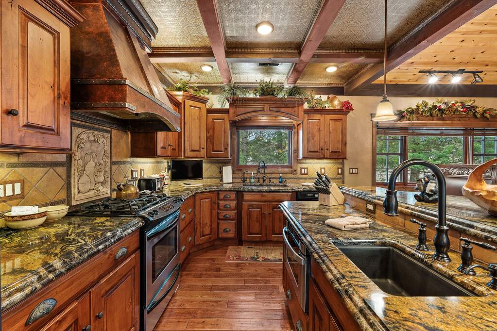 7 Bedroom Single Family Home/House's Image 95