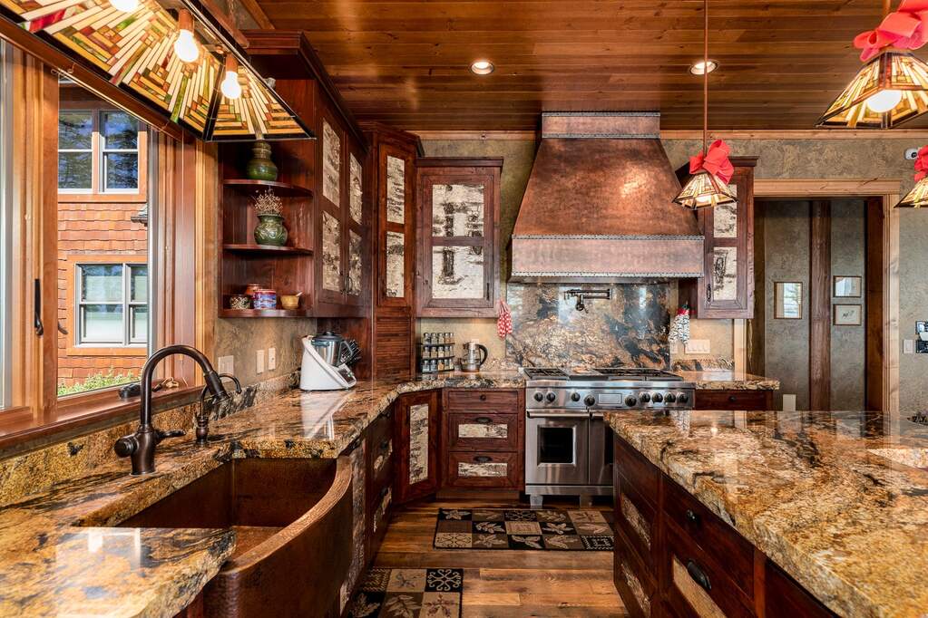 10 Bedroom Single Family Home/House's Image 9