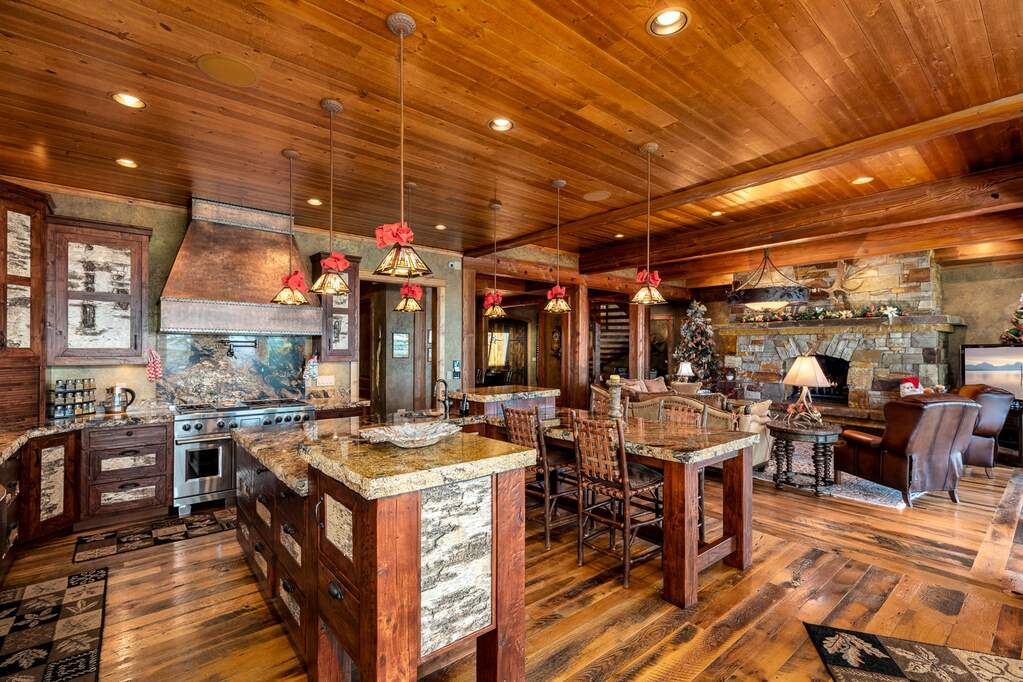 10 Bedroom Single Family Home/House's Image 10