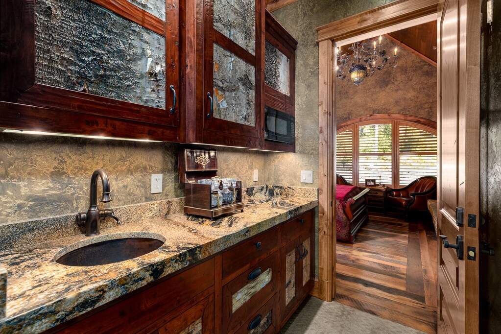 10 Bedroom Single Family Home/House's Image 29