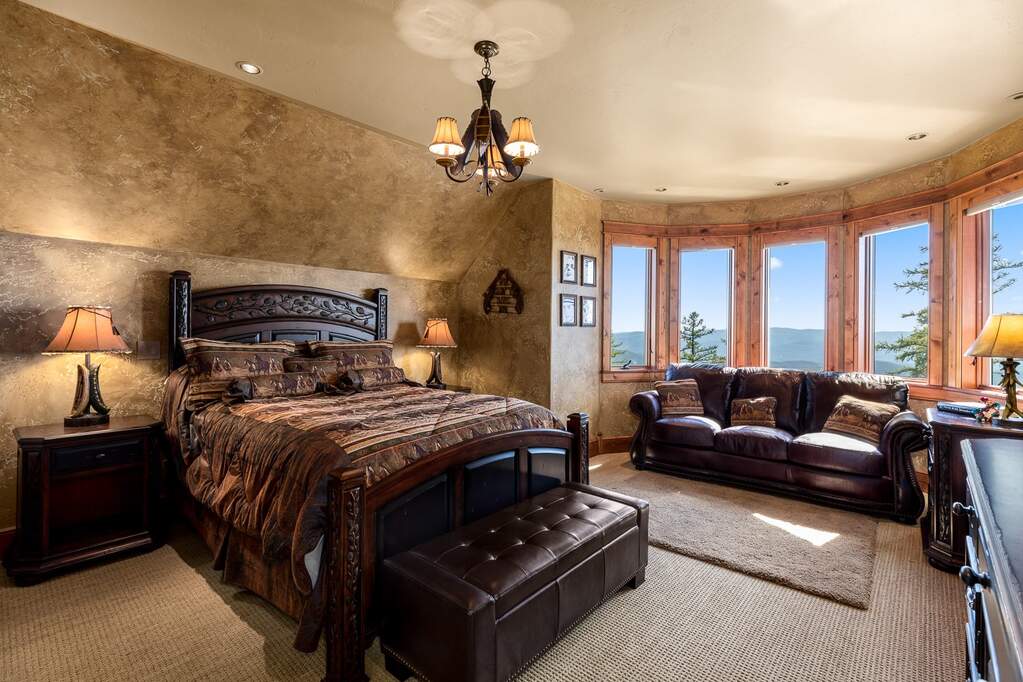 10 Bedroom Single Family Home/House's Image 31