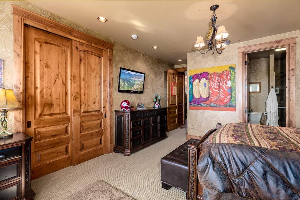 10 Bedroom Single Family Home/House's Image 32