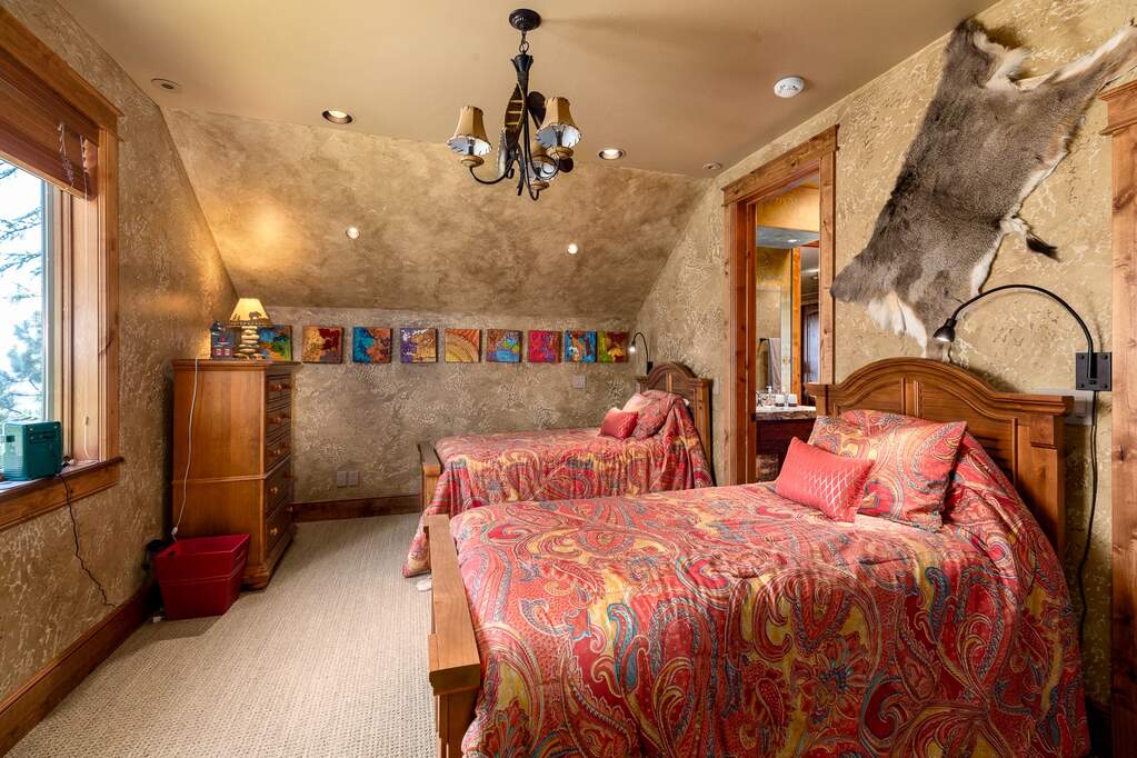 10 Bedroom Single Family Home/House's Image 34
