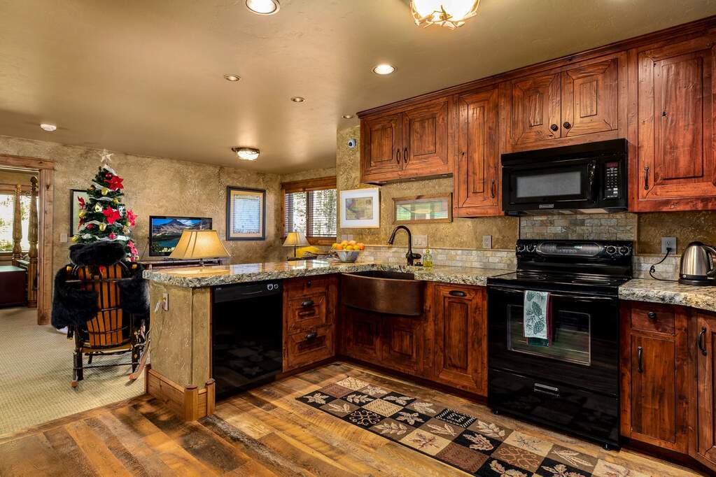 10 Bedroom Single Family Home/House's Image 44