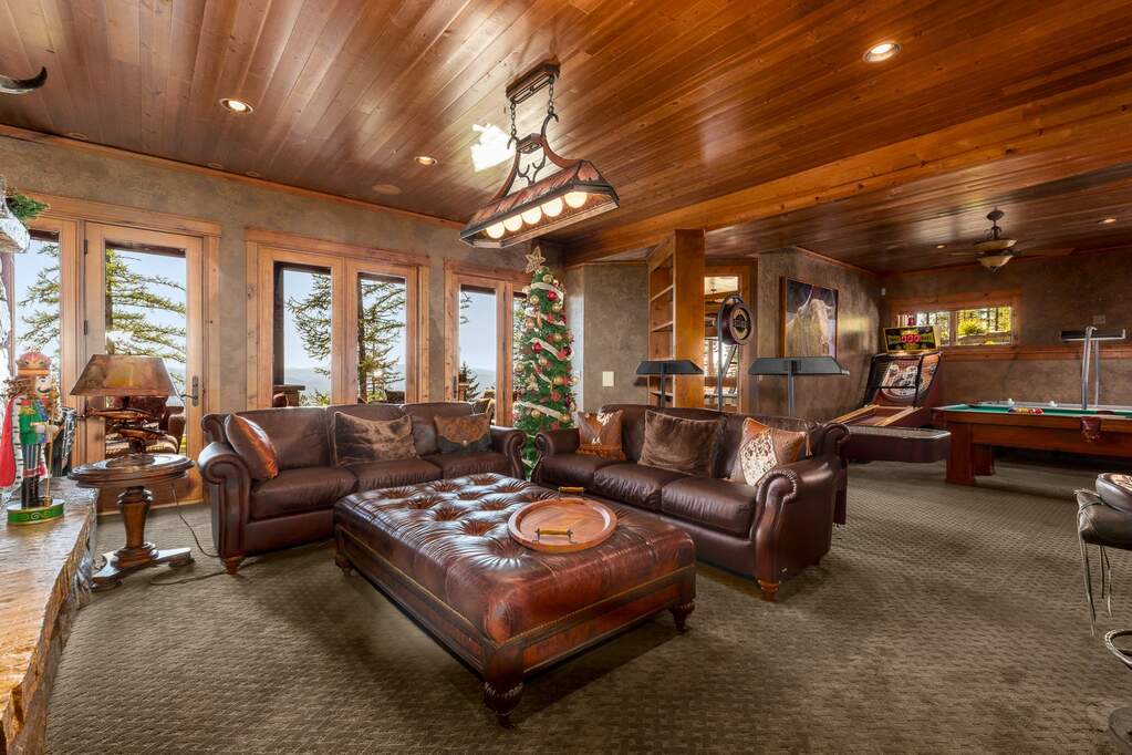 10 Bedroom Single Family Home/House's Image 54