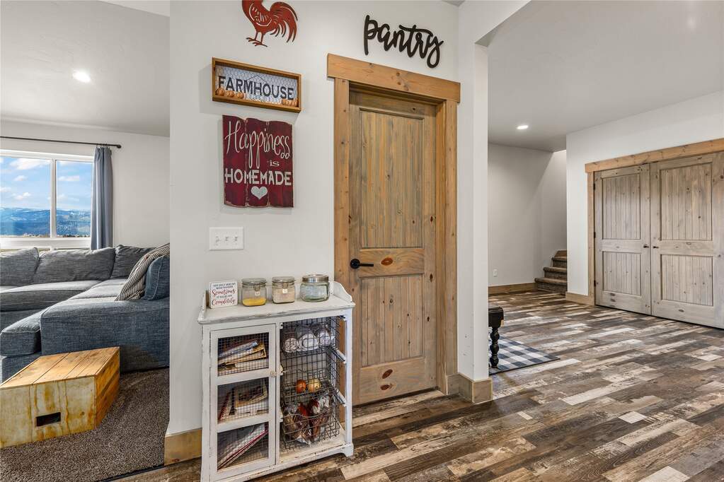 6 Bedroom Single Family Home/House's Image 10