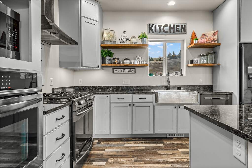 6 Bedroom Single Family Home/House's Image 14