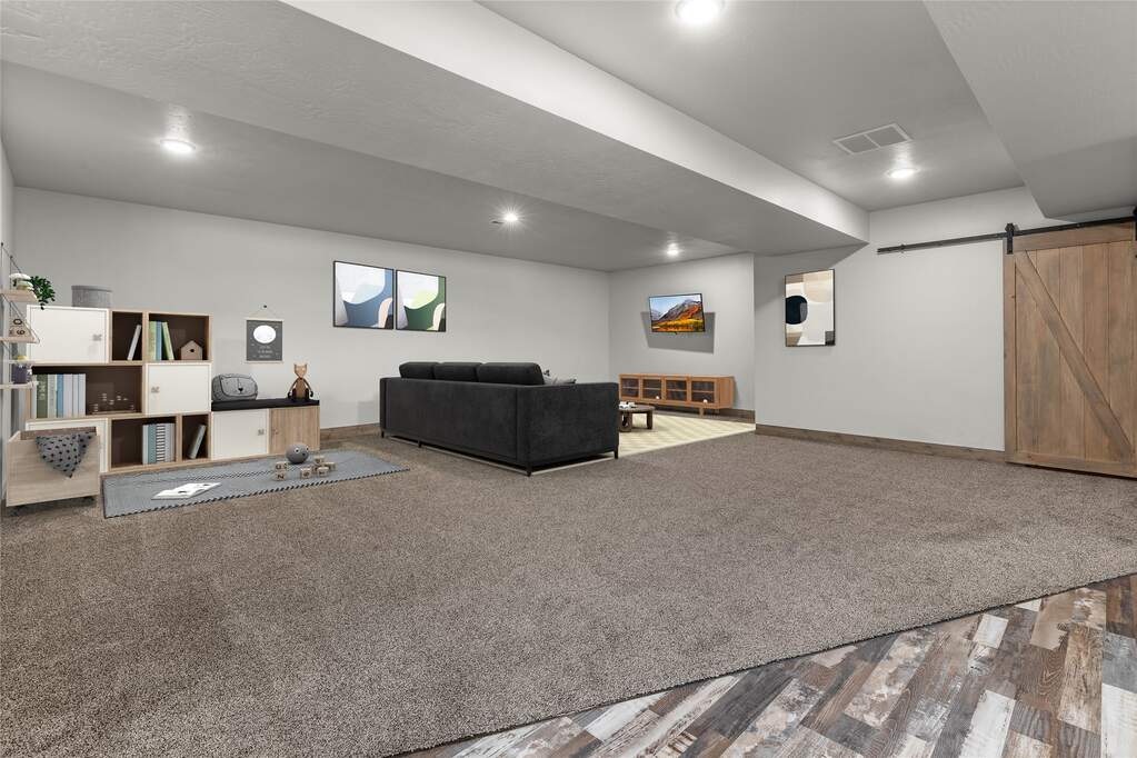 6 Bedroom Single Family Home/House's Image 45